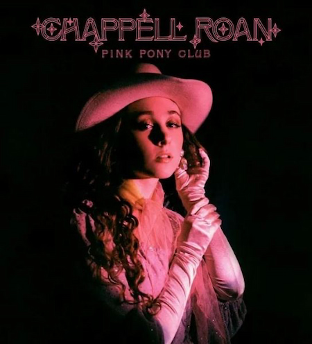 Chappell Roan is a very young and very promising singer and songwriter from California, who was signed by an important record label at just 17 after publishing a song ('Die Young') on YouTube. And in the summer of 2020, amidst the pandemic, she released another hit: Pink Pony Club. 