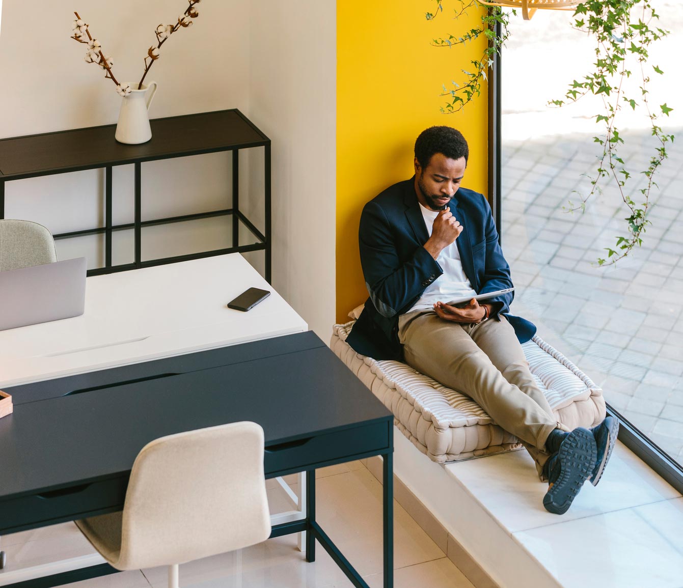 Man using Mapiq app on a tablet device