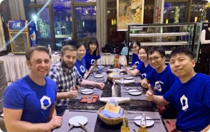 Chainlink community members having dinner
