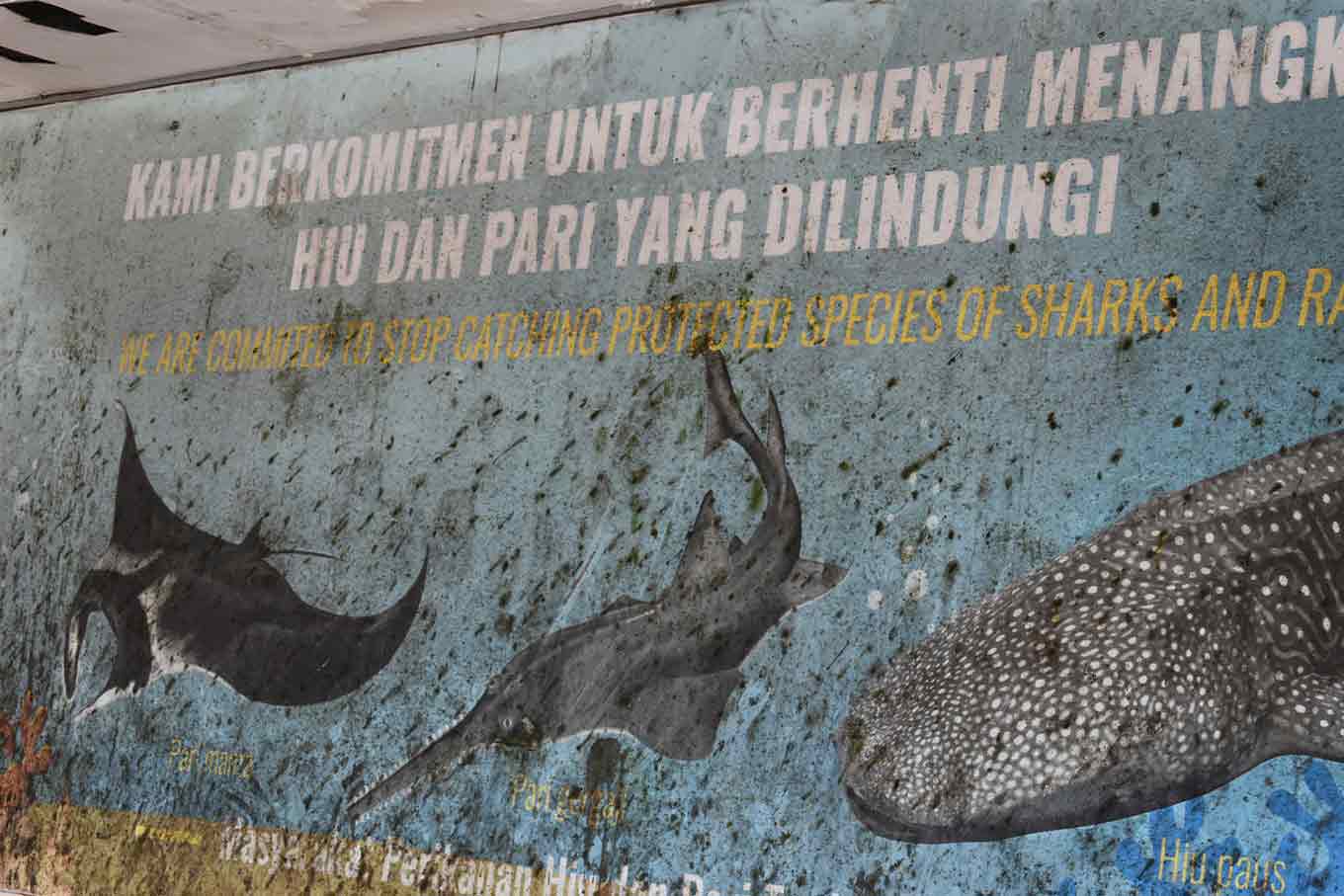 Sign at the Tanjung Luar fish market. 