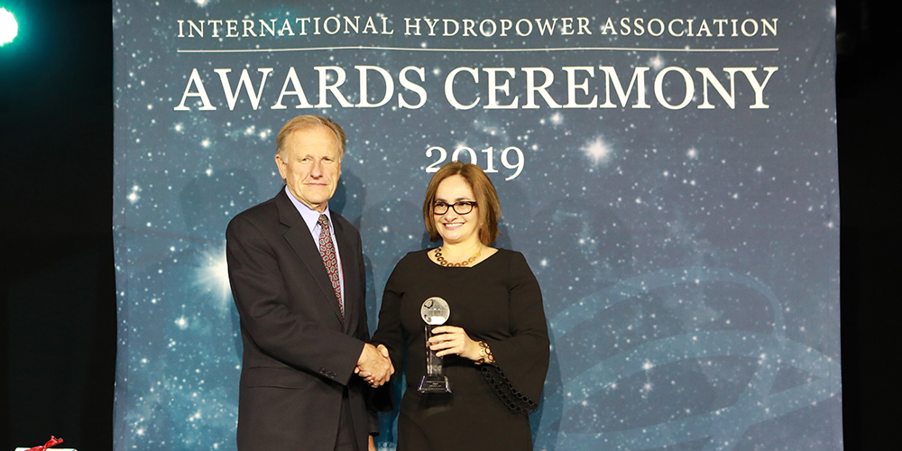 Irene Cañas Díaz received the IHA Blue Planet Prize from IHA President Ken Adams