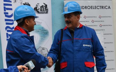 Photograph of Mr Remus Borza, judicial administrator at Hidroelectrica shaking hands with Mr Andrei Gerea, the Romanian minister of energy, at the tunnel's inauguration ceremony