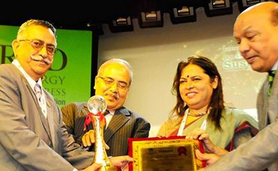 Photograph of Mr M M Madan, president and CEO at the hydropower division of Jindal Power Ltd, receiving the 2015 Global Sustainability Award from Ms Meenakshi Lekhi, a member of the Indian parliament