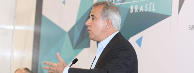 Gil Maranhão Neto speaking in Brazil