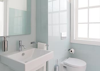 Free standing bathroom sink