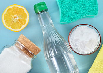 homemade cleaning products vingegar baking soda lemon