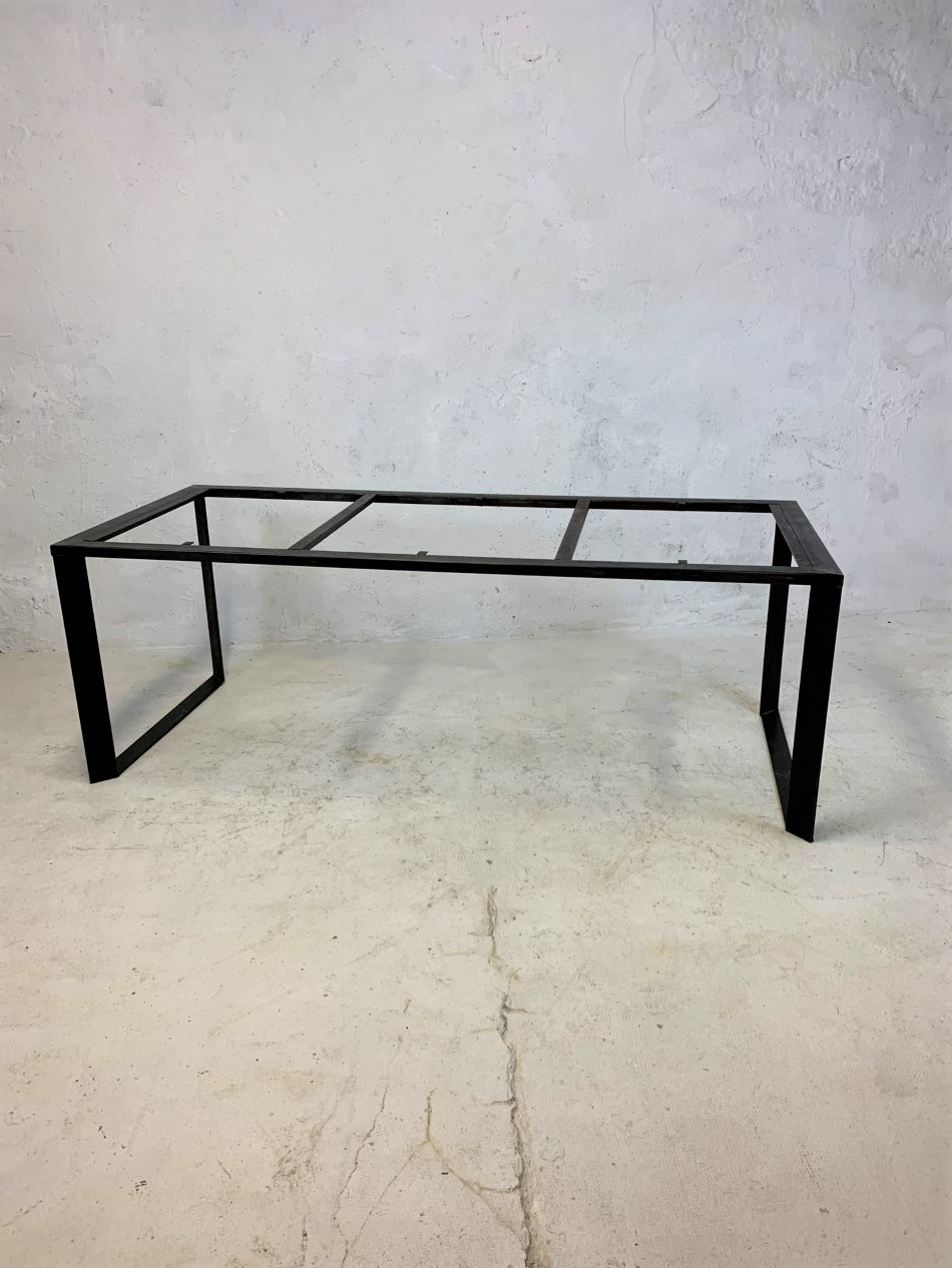 Pied de table de repas raidisseur incliné