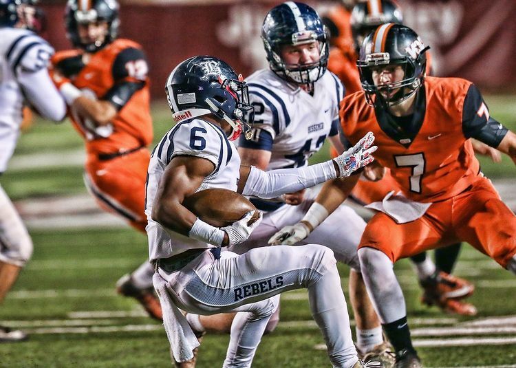 Rams WR/RB Jalen Conwell carrying the football during a game. ©Istanbul Rams