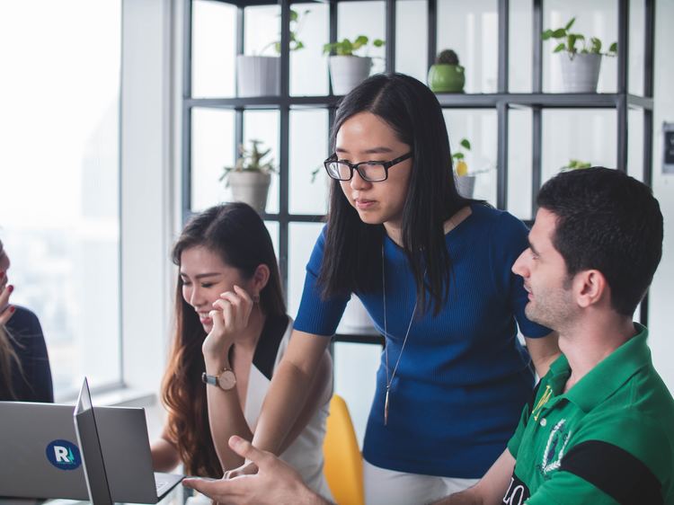 teacher advising two students