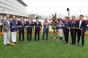 World Sun wins the Minister’s Cup before the 40,000 strong crowd at Seoul Racecourse. Choi Si Dae and World Sun keep out a disappointed Lee Chul Kyung on Kaylan. trophy ceremony for the Minister’s Cup. Picture credit