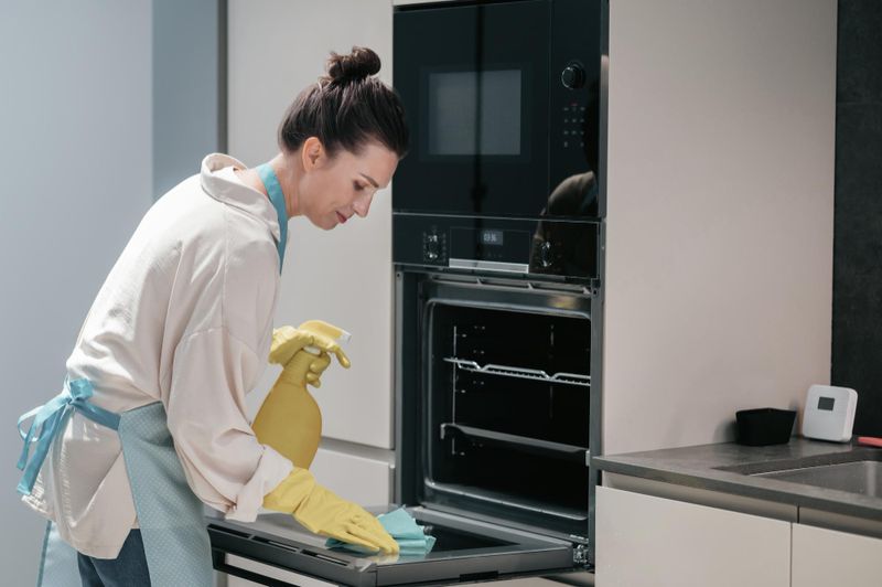 Should You Use an Oven Cleaner on a SelfCleaning Oven?