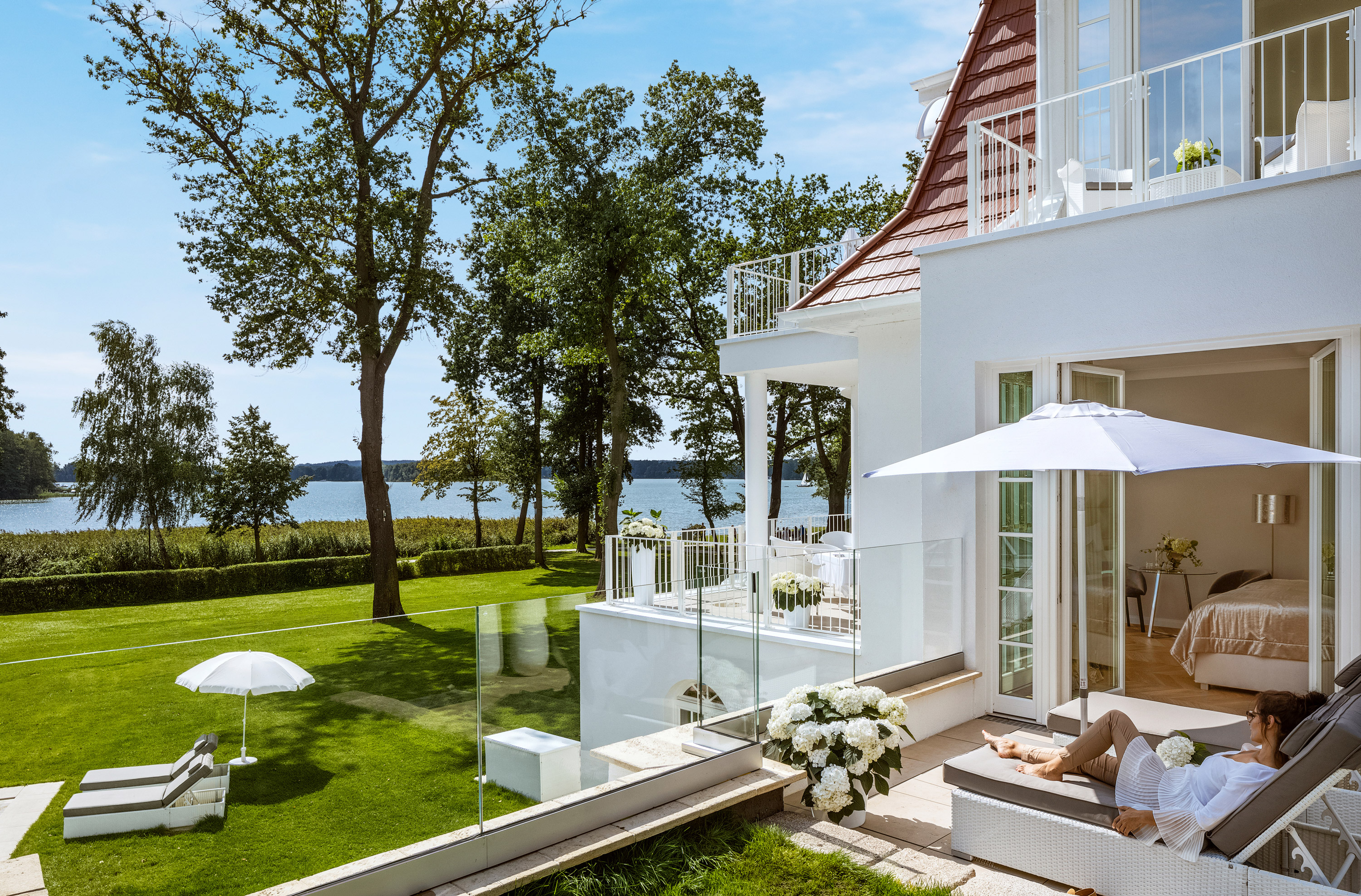 Terrasse einer Hotel Suite mit Blick auf den Scharmützelsee | Luxus Hotel & Spa Resort Villa Contessa - Bad Saarow / Brandenburg