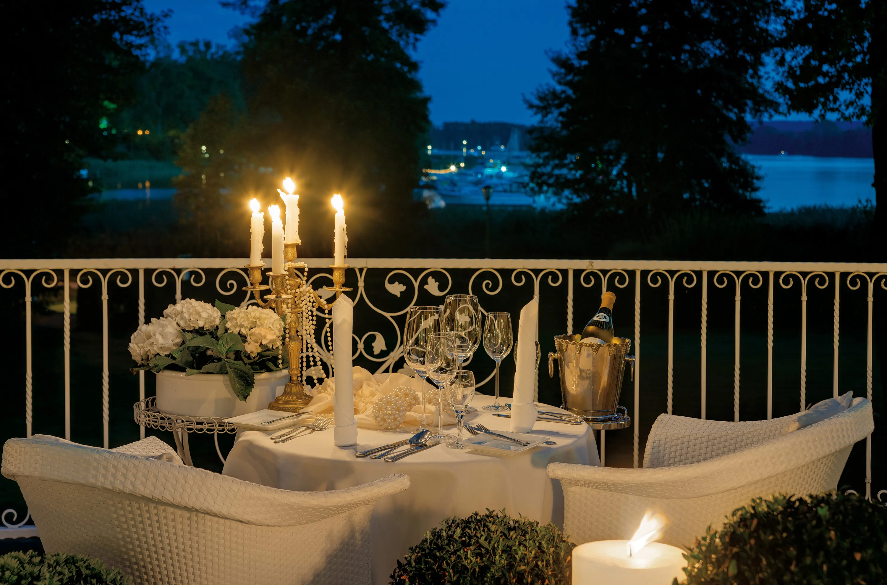 Ambiance du soir sur la terrasse du restaurant Villa Contessa à Bad Saarow - avec vue sur le lac de Scharmützel