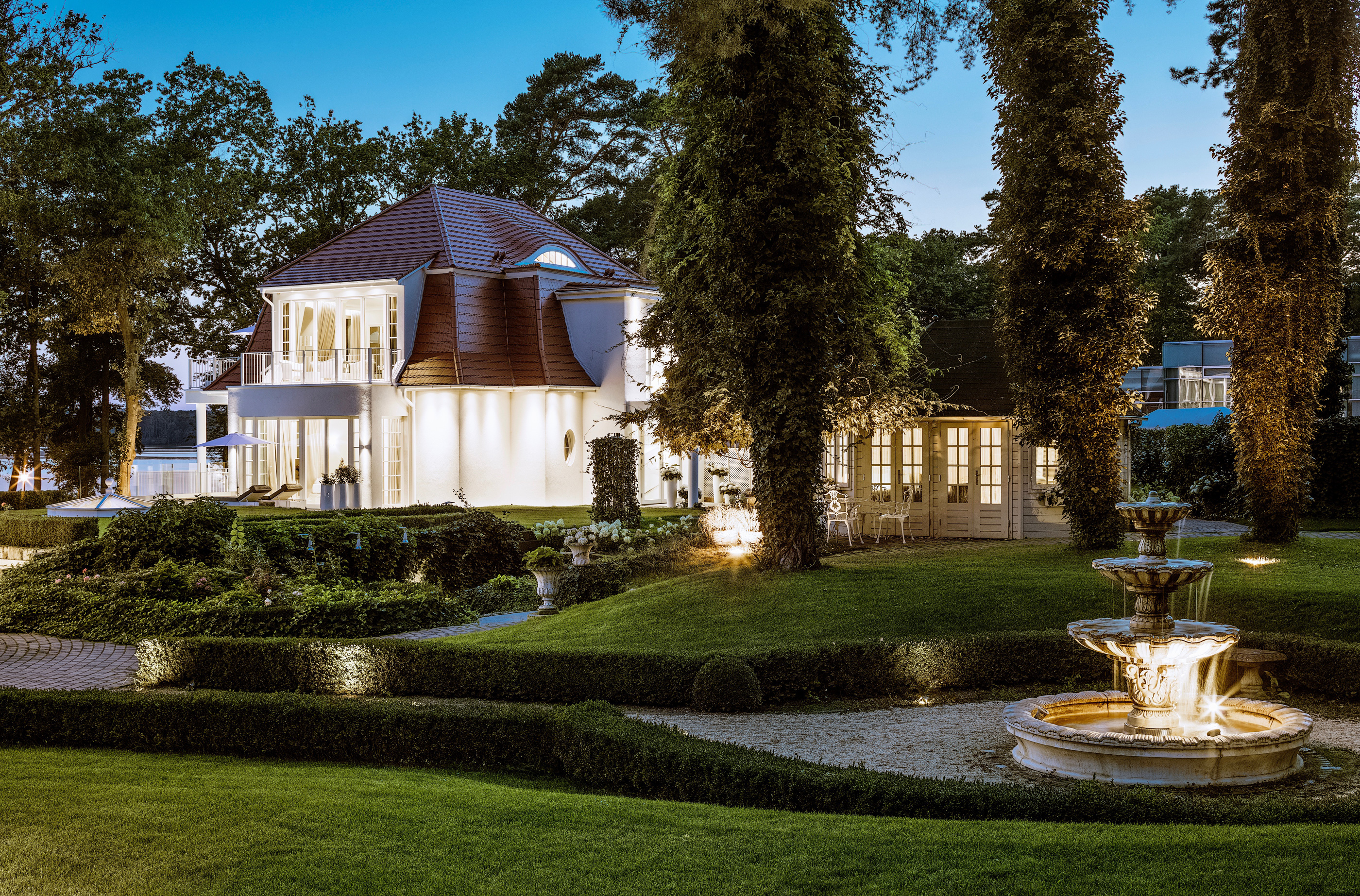 Außenaufnahme der Grand Villa (eine Villa des Hotel & Spa Resorts Villa Contessa in Bad Saarow / Brandenburg). Im Hintergrund ist der Scharmützelsee zu sehen.
