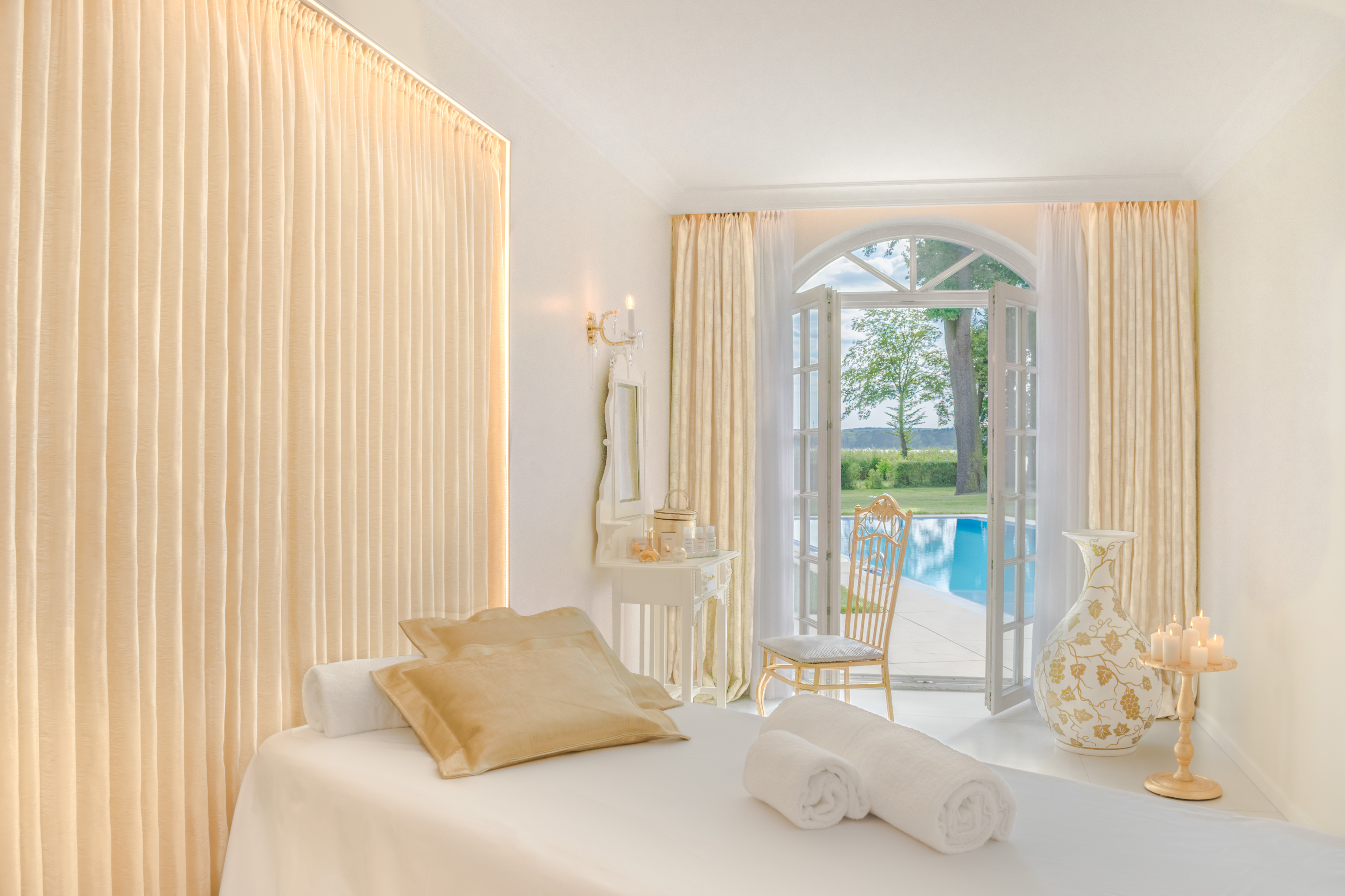 Behandlungsraum im Grand Spa - mit Blick auf den Pool | Luxus Hotel & Spa Resort Villa Contessa - Bad Saarow / Brandenburg