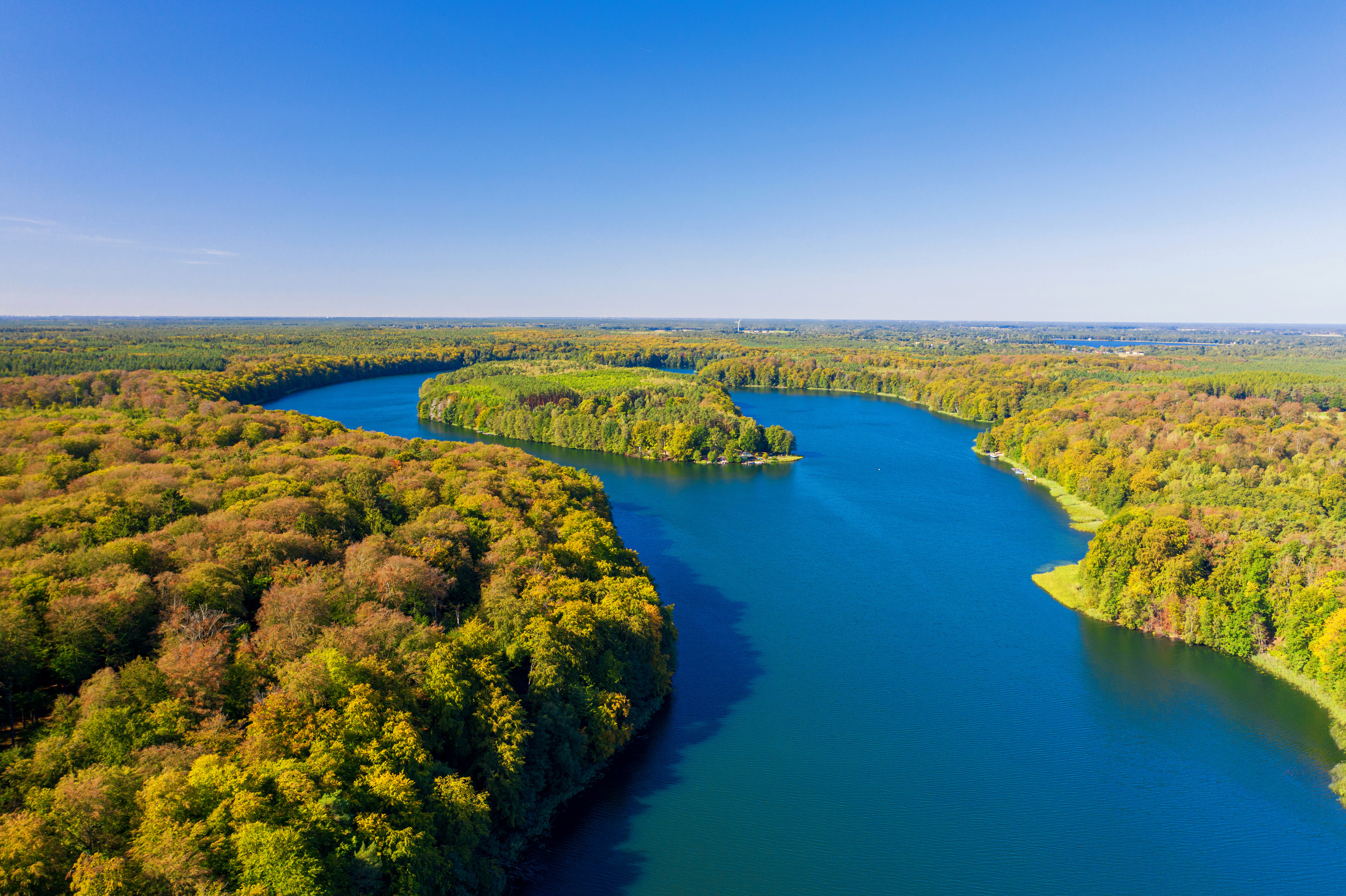 Ein malerischer See im Land Brandenburg. Eine wunderschöne Naturlandschaft mit hunderten Seen umgibt unser 5 Sterne Hotel & Spa Resort.
