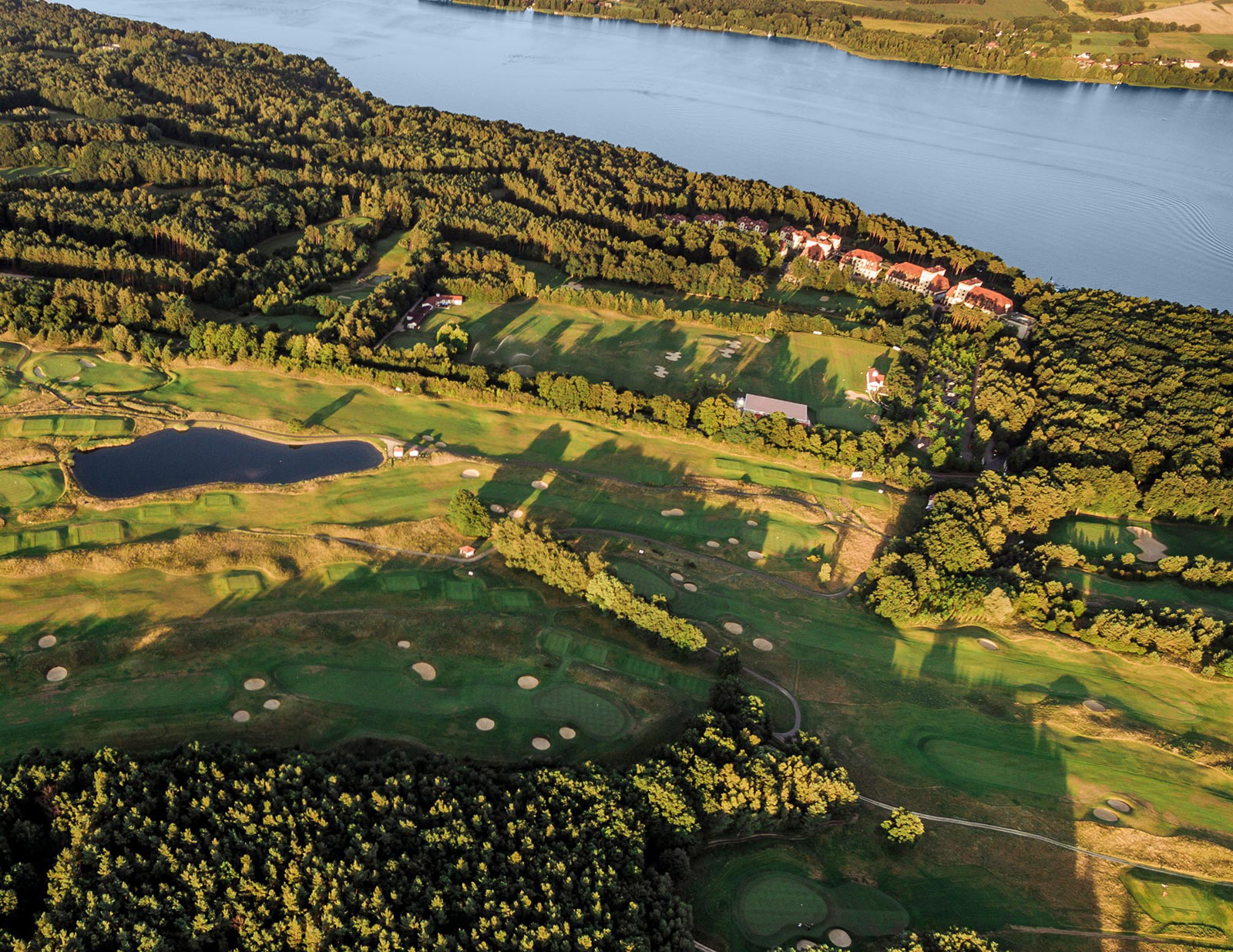 Luftaufnahme des Golf Club Bad Saarow mit seinen ausgezeichneten Golfplätzen