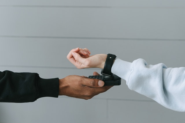 checking out with apple watch