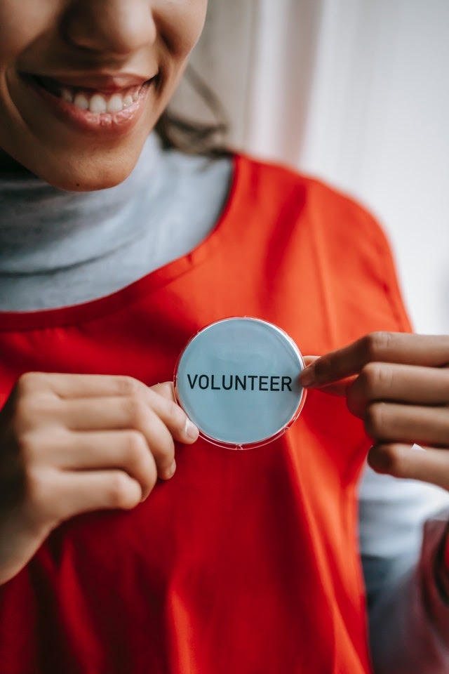 woman volunteering