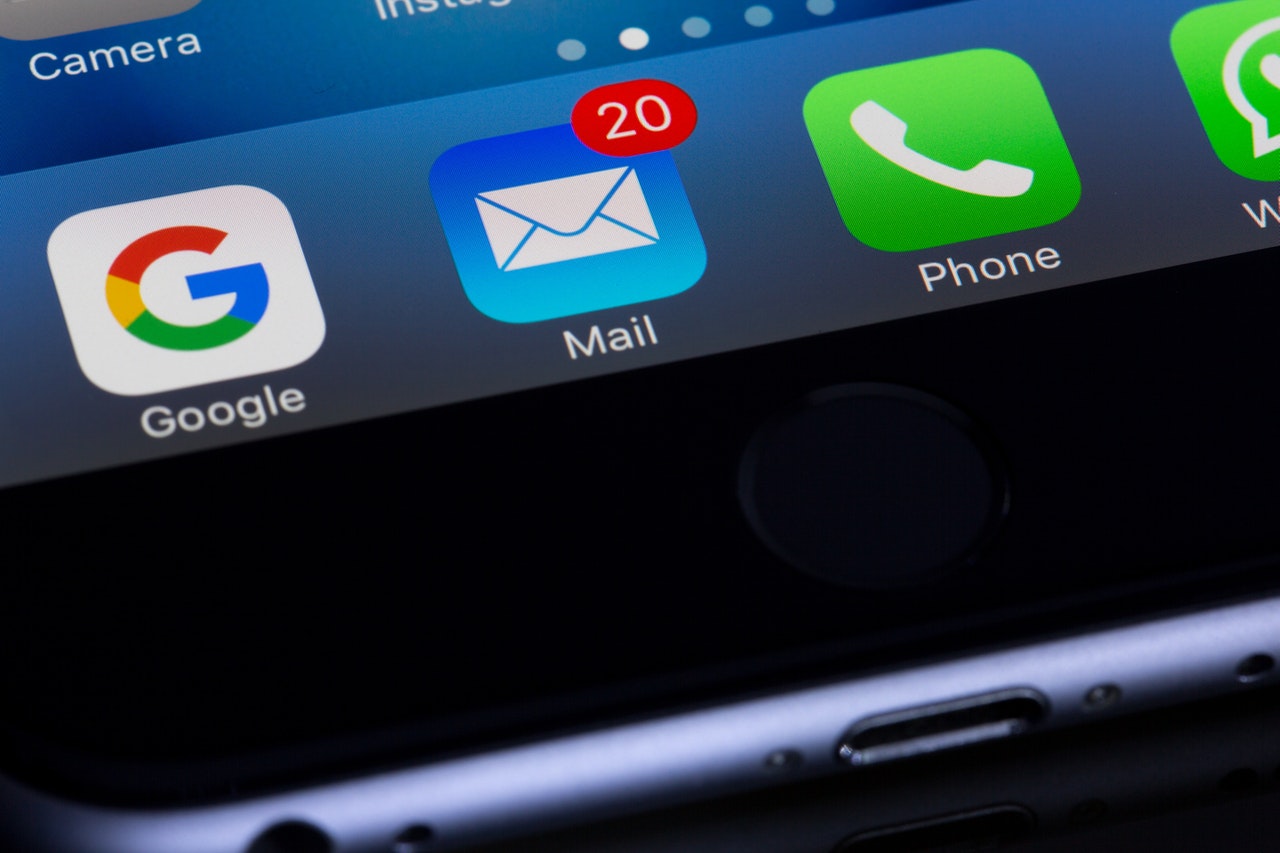 Mail app on smartphone with number of unread messages