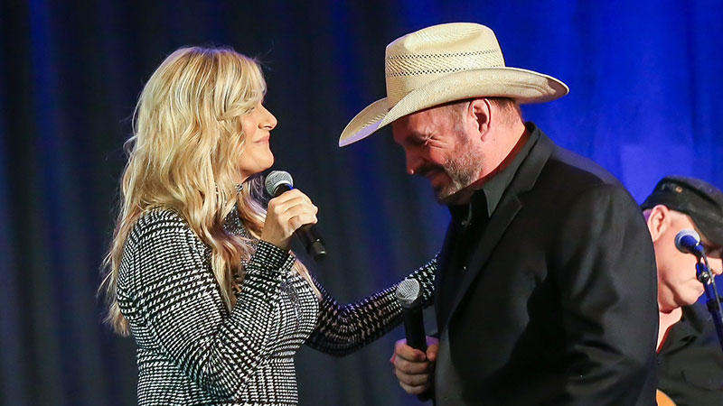 TRISHA YEARWOOD AND GARTH BROOKS PAY MUSICAL TRIBUTE TO BARBARA MANDRELL AS SHE RECEIVES ARTIST CAREER ACHIEVEMENT AWARD AT COUNTRY RADIO HALL OF FAME INDUCTION