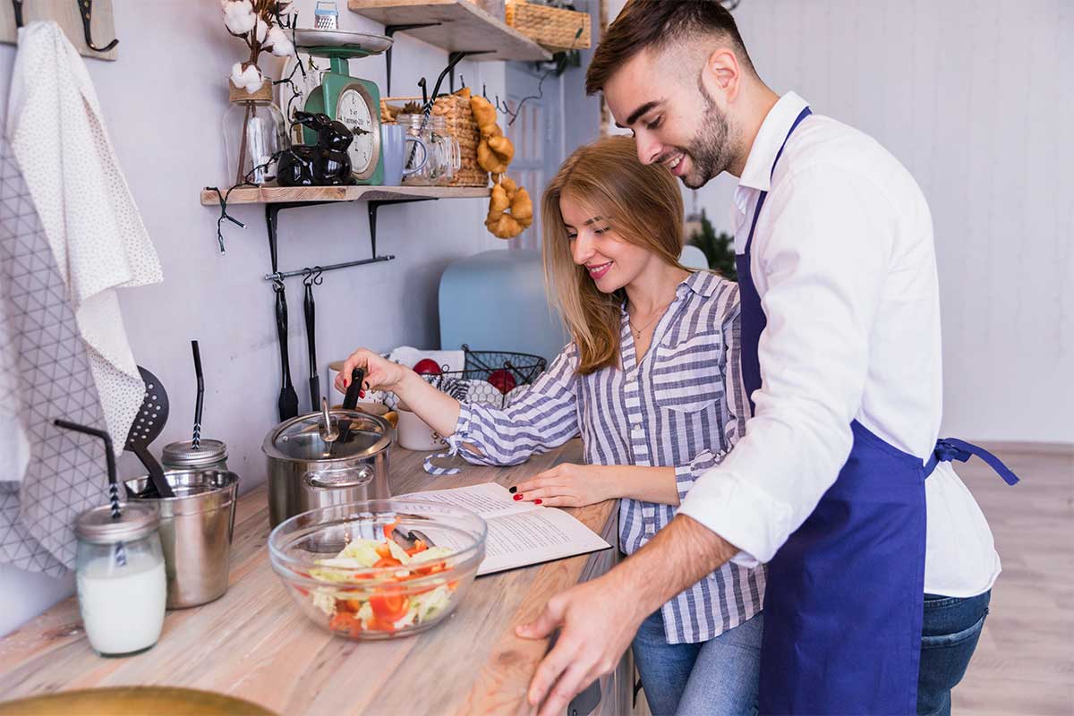 Be good in cooking. Мужик на кухне. Американский фартук. Мужчина на кухне. Be good in cooking.