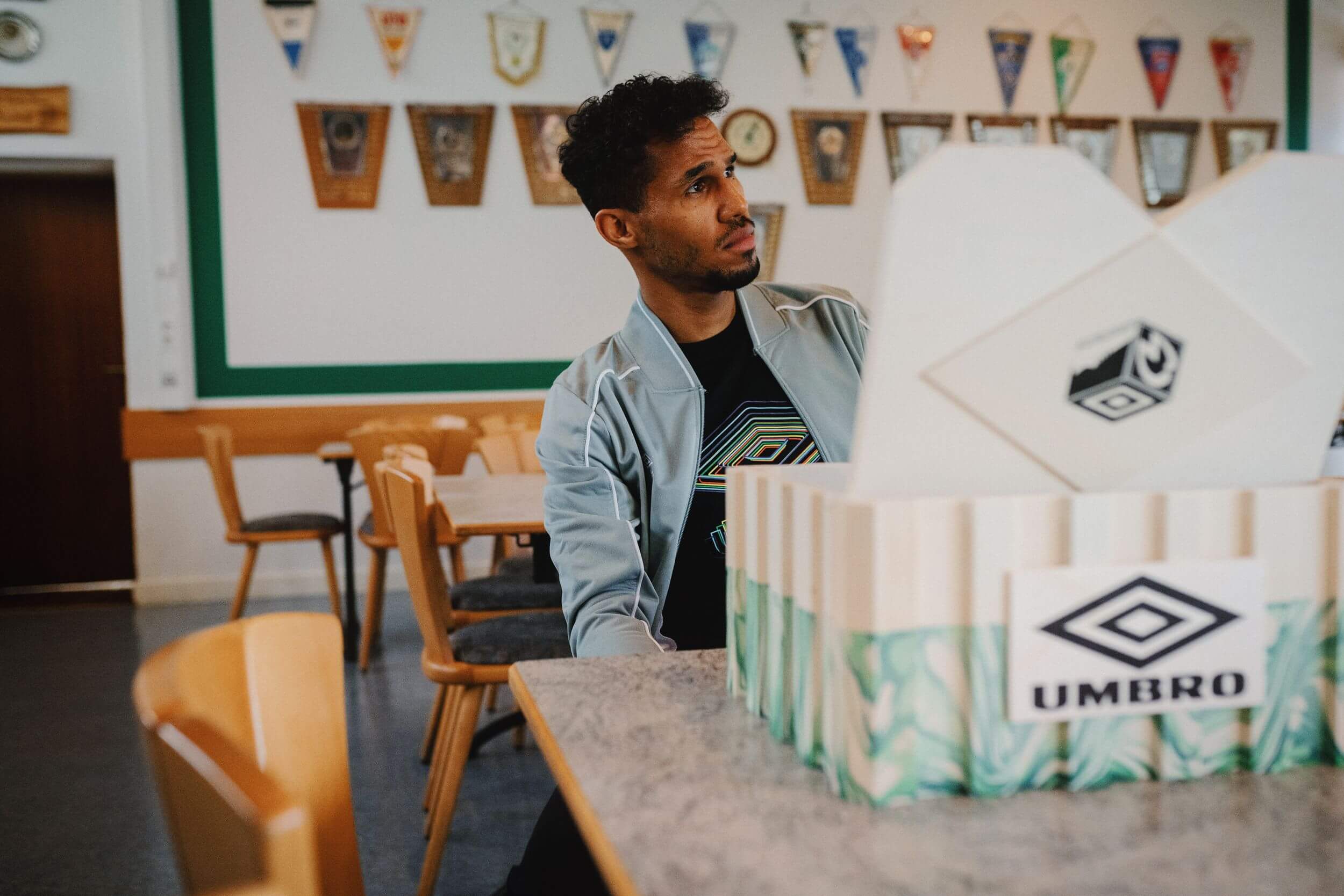 Theodor Gebre Selassie mit dem GlĂĽckstreter, Umbro, Werder Bremen Highway WB Sneaker