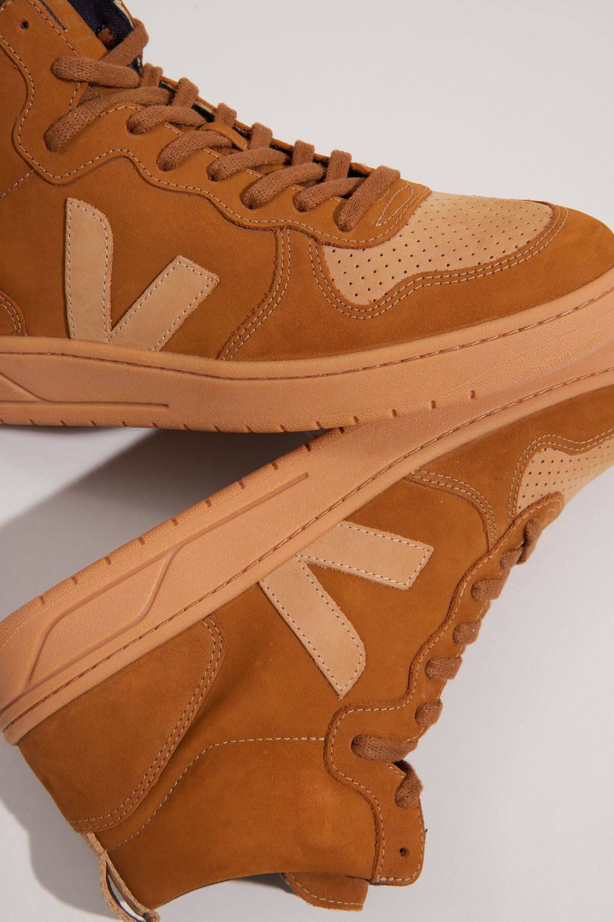 VEJA - V-15 - camel desert - Nubuk