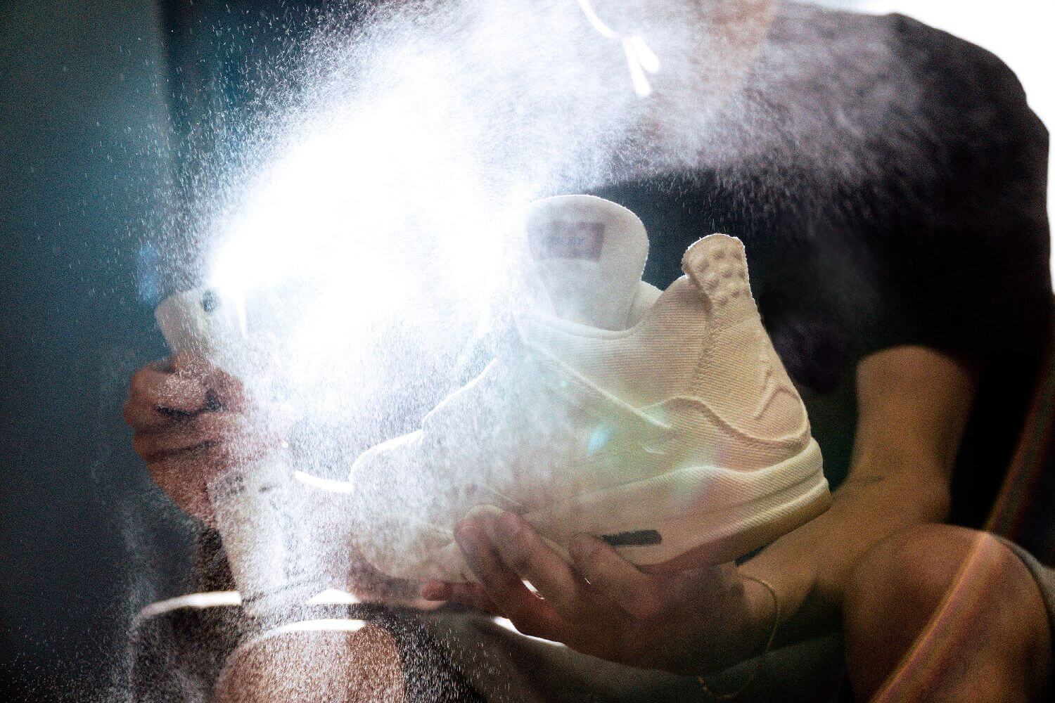 photo: WeiĂźes Denim ist ein sehr empfindliches Obermaterial:Â Jason Markk Repel in Aktion auf dem Nike x Levi's Air Jordan 4 Retro AO2571-100
