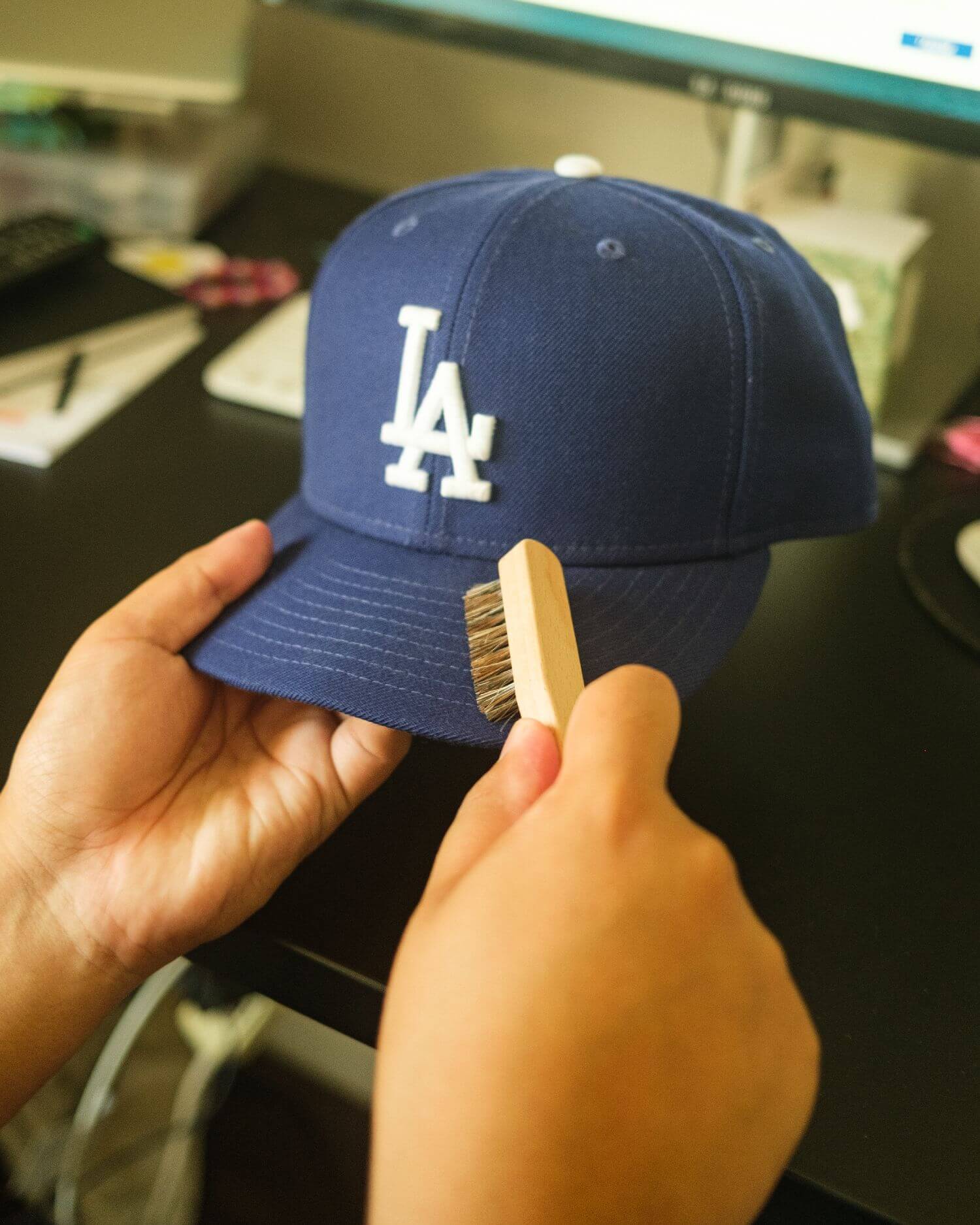 Photo: Reinigung einer Baseball Cap mit einer BĂĽrste
