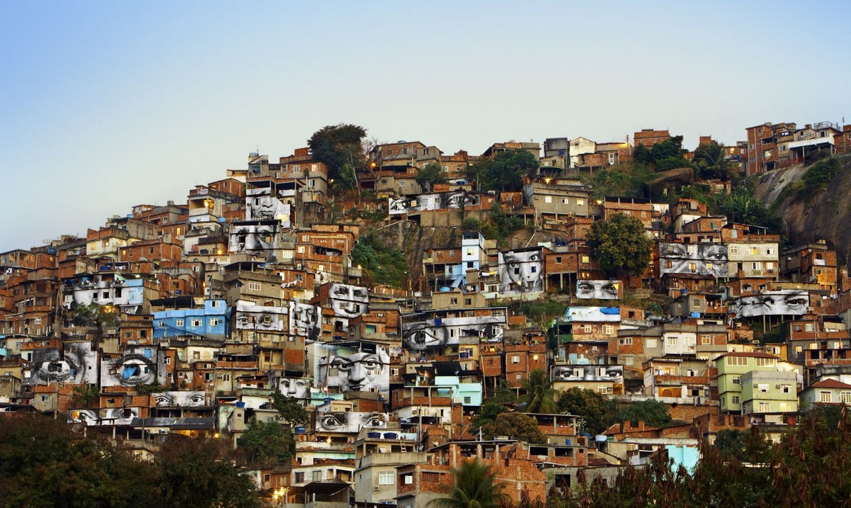 JR: 28 Millimètres, Women Are Heroes, Action dans la Favela Morro da Providencia, Favela de Jour, Rio de Janeiro, 2008