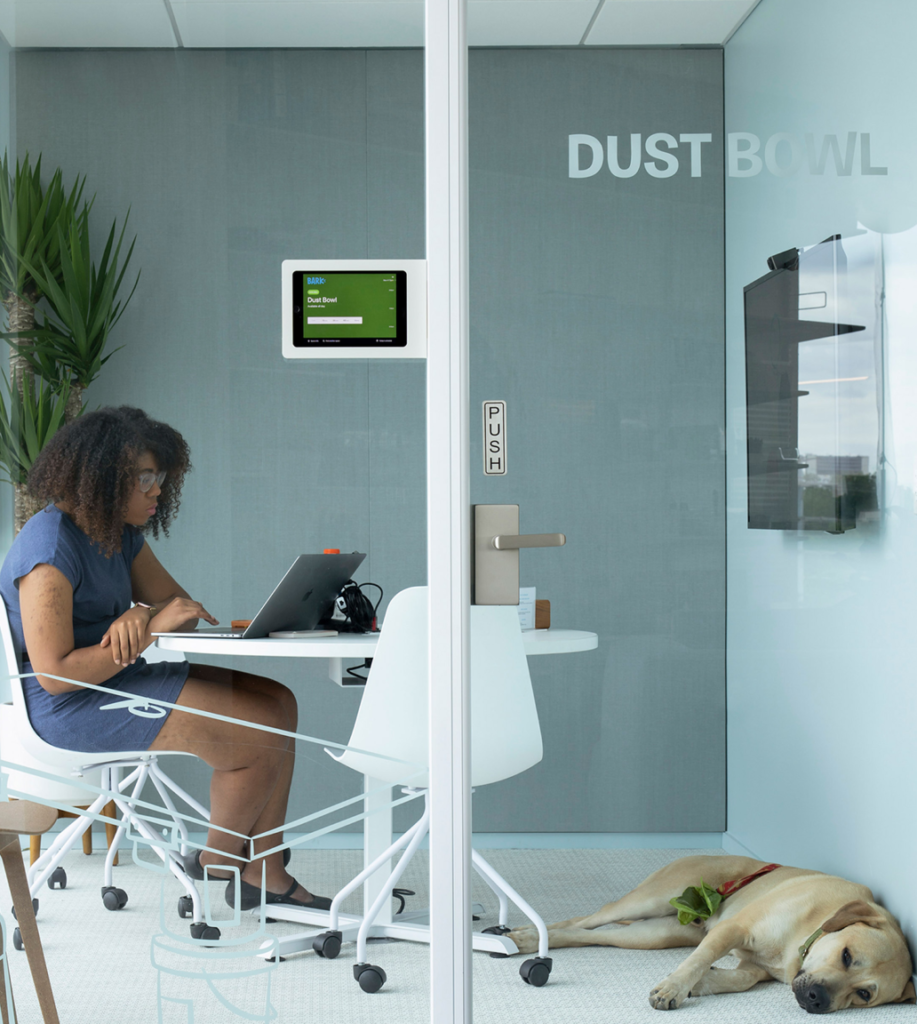 Conference room scheduling software in flexible workplace