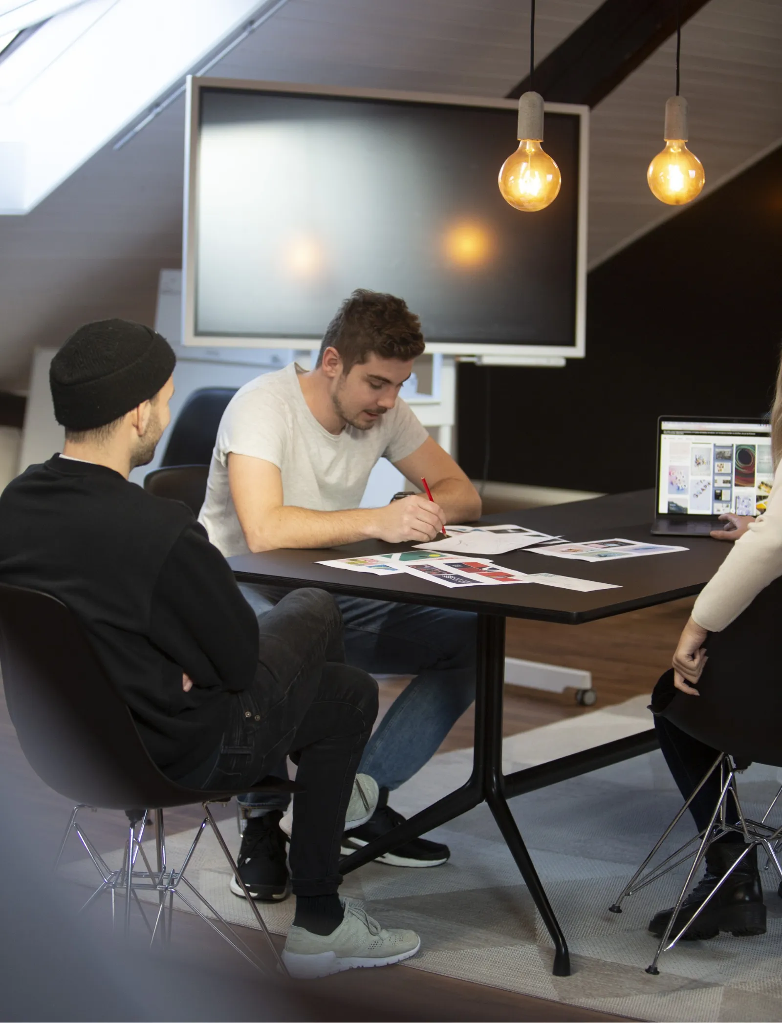 Nathalie, Lukas und Nicolas am Besprechen