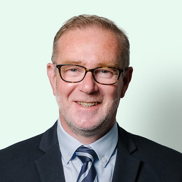 Profielfoto met groene achtergrond van Ten Anker teamlid Bart Depelchin (directeur)