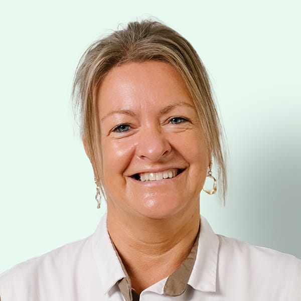 Profielfoto met groene achtergrond van Ten Anker teamlid Christel Verslype