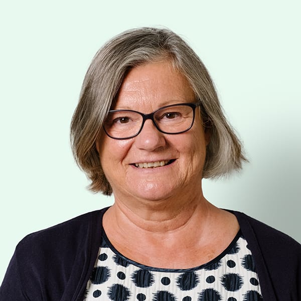 Profielfoto met groene achtergrond van Ten Anker teamlid Hadewijch Vancoillie