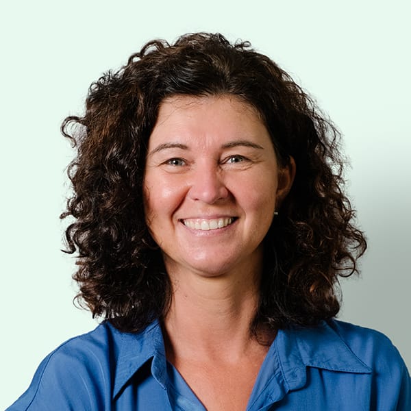 Profielfoto met groene achtergrond van Ten Anker teamlid Els Vermet