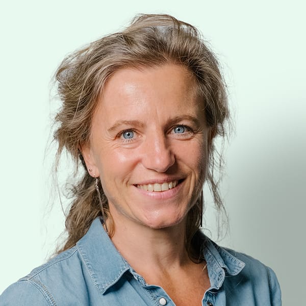 Profielfoto met groene achtergrond van Ten Anker teamlid Griet Van Cauwenberghe