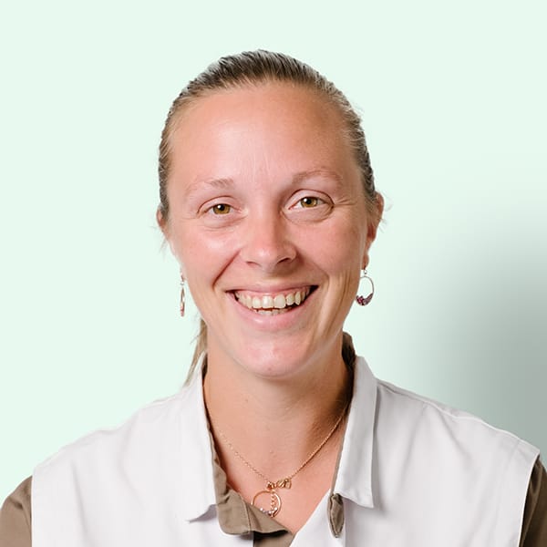 Profielfoto met groene achtergrond van Ten Anker teamlid Emilie Cailliau