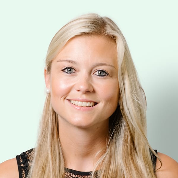 Profielfoto met groene achtergrond van Ten Anker teamlid Lisa Goemaere (logopediste)