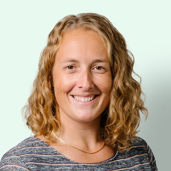 Profielfoto met groene achtergrond van Ten Anker teamlid Nathalie Vanmarcke (diëtiste en diabeteseducator)