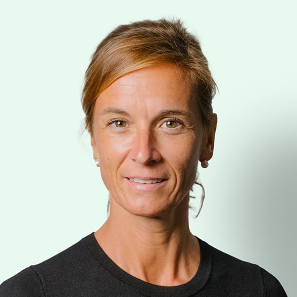 Profielfoto met groene achtergrond van Ten Anker teamlid Nancy Vanderhaeghe