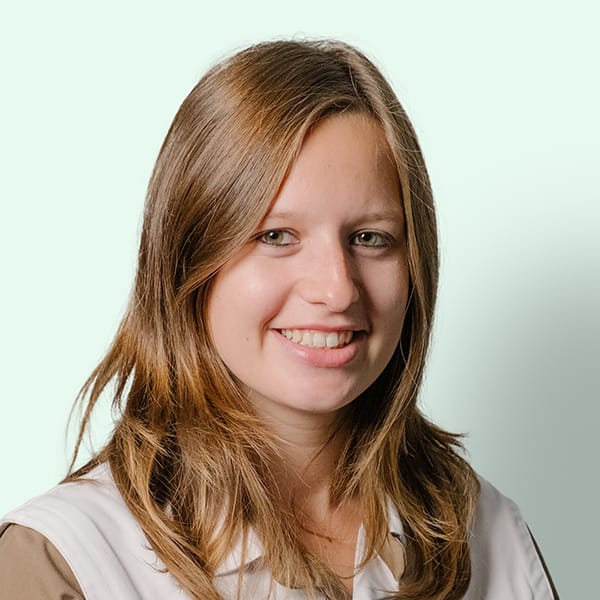 Profielfoto met groene achtergrond van Ten Anker teamlid Speciosa Copin