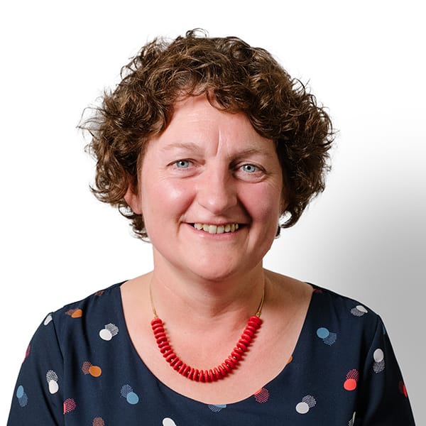 Profielfoto met witte achtergrond van Ten Anker teamlid Mieke Vanparijs