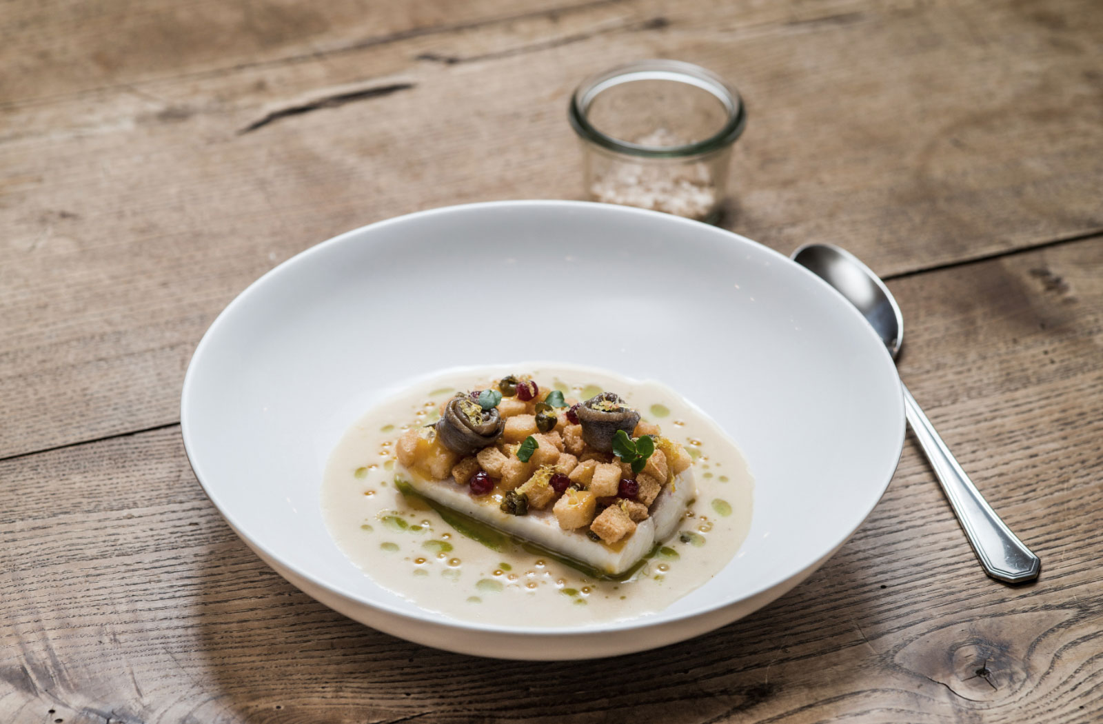 Teller mit Fischgericht