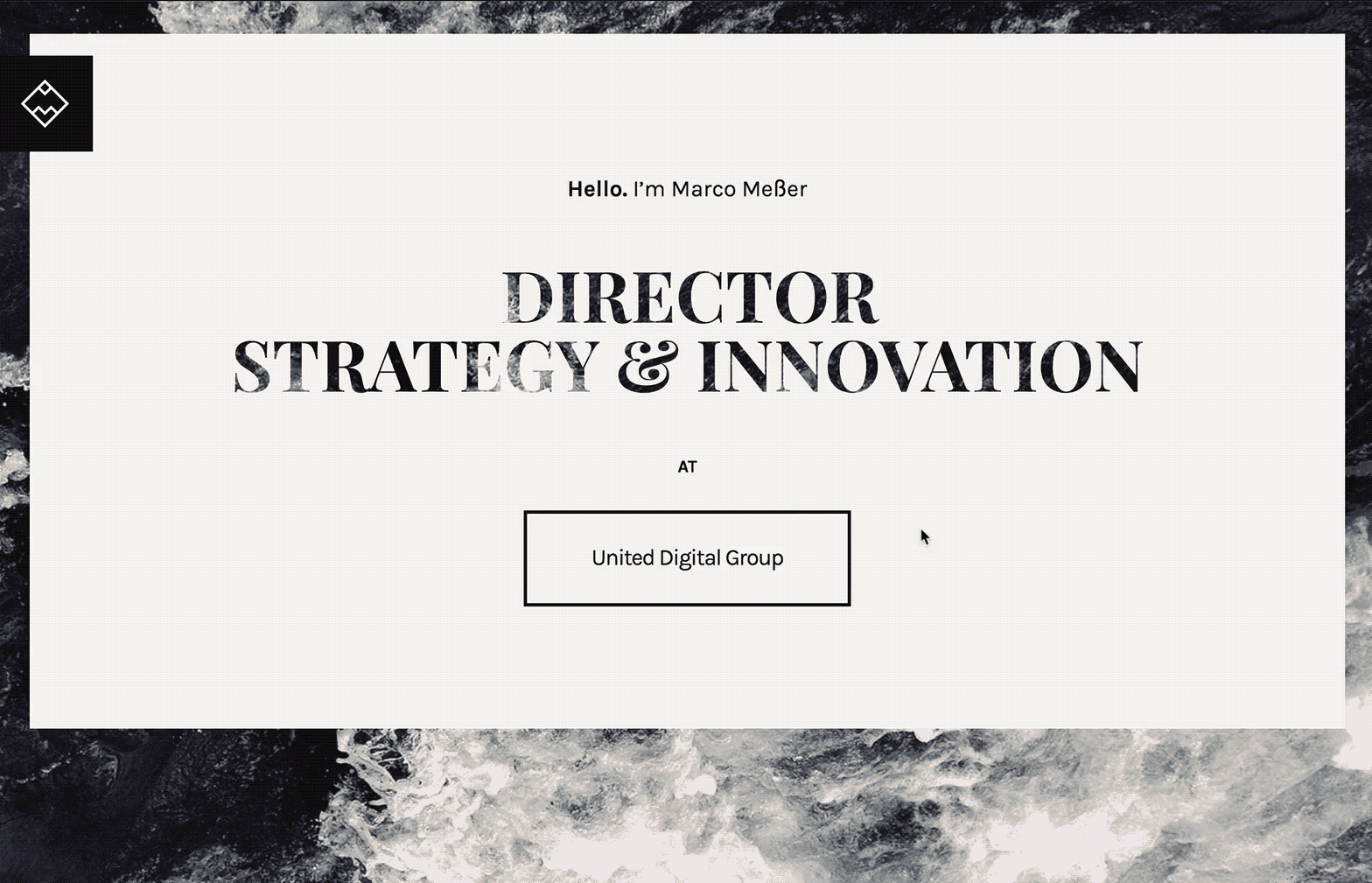 Button that inverses color and reveals an arrow on hover.