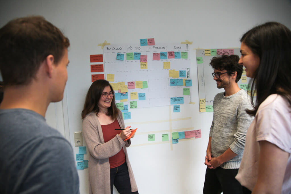 People in front of a Post-it-Wall