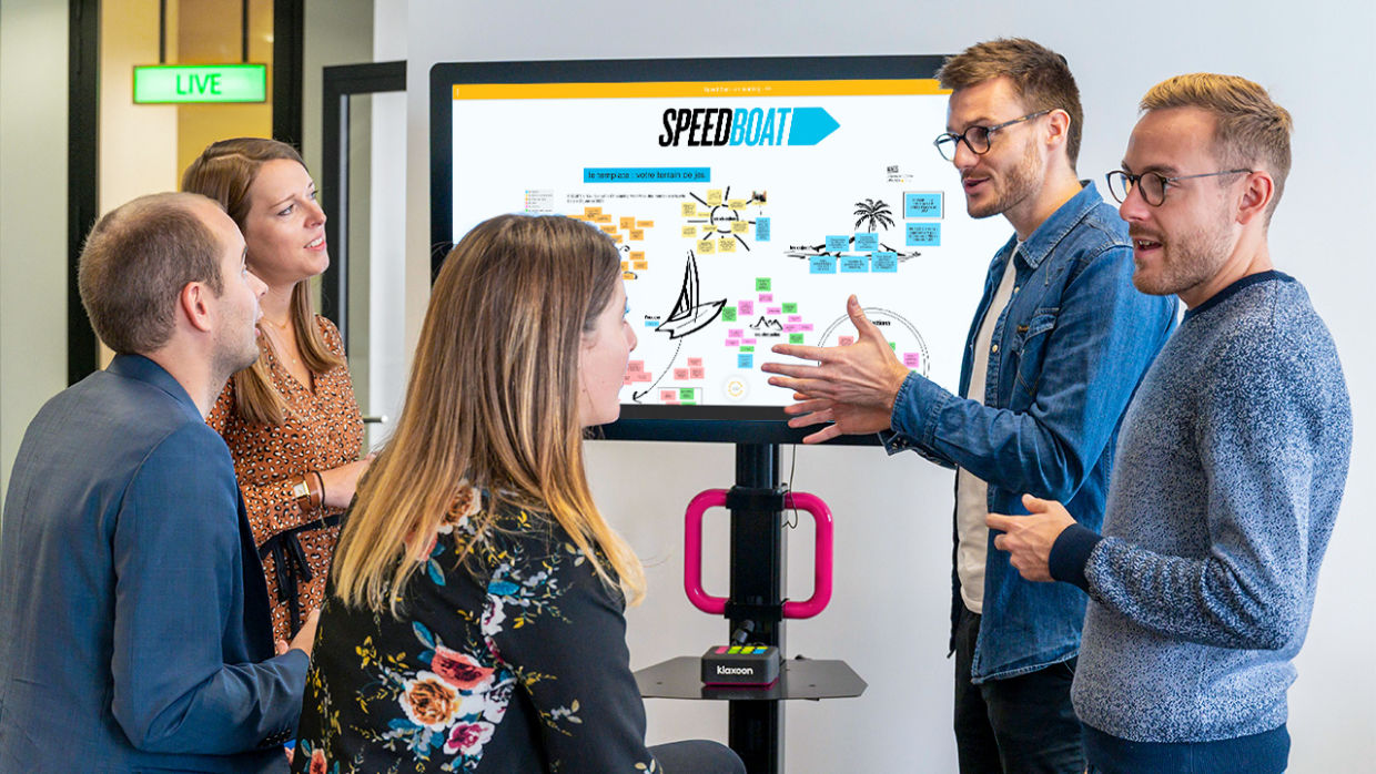 équipe de travail meetingboard pour faire une rétrospective avec la méthode du speedboat