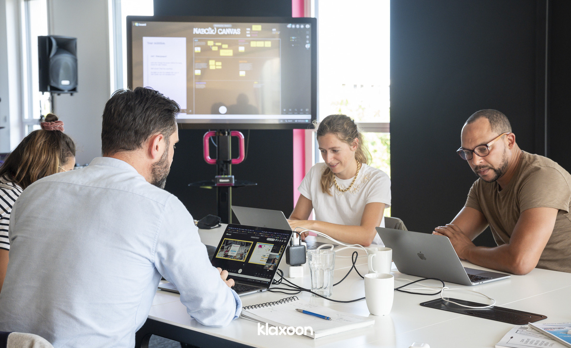 Une équipe de 4 personnes est en pleine réunion de synchronisation, sur le Board Klaxoon.