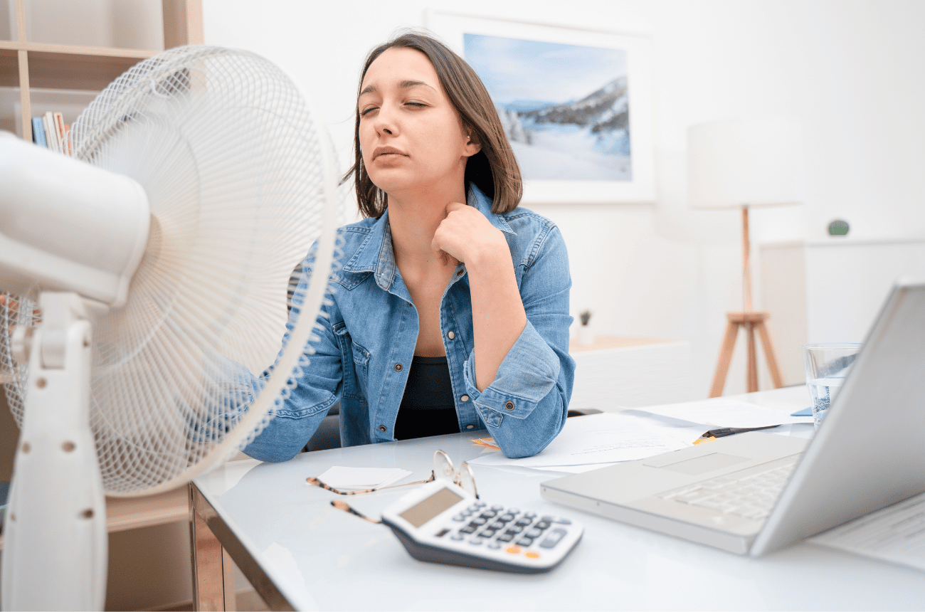 жара в офисе. люди страдают от жары. Keeping cool. девушке жарко в квартире. женщина жара.